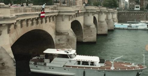 穿恨天高坐地铁的社死现场,两位男士都不忍看这次“崴脚表演”