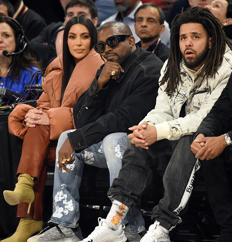 金卡戴珊现身球赛 (金卡戴珊晒美照回顾)