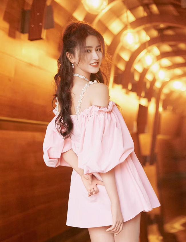 今年秋冬最火的3款卷发秒变仙女,适合30-35岁女性的卷发造型推荐