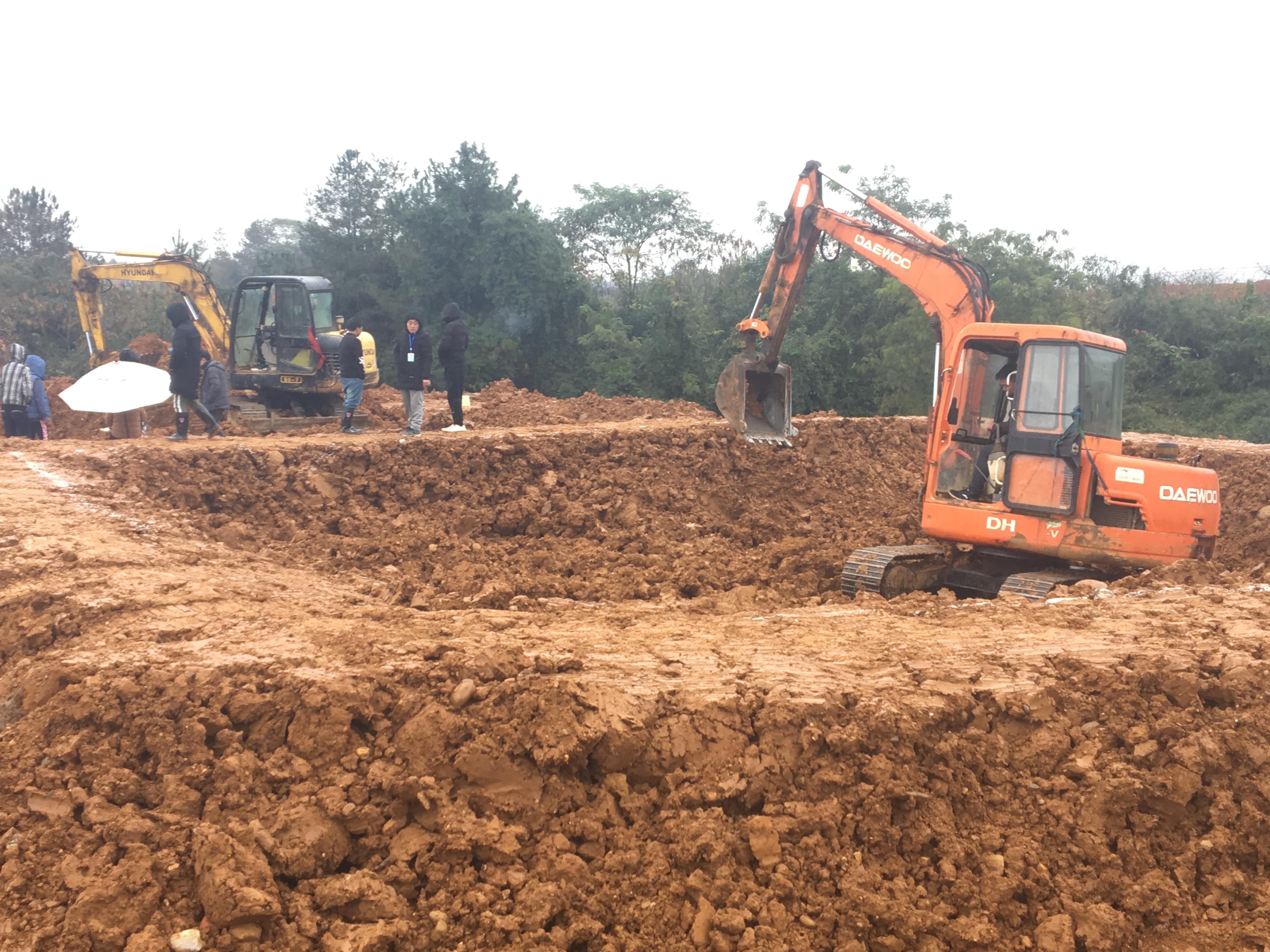 挖掘机打不着火应该拿水烫哪里,挖掘机维修100个常见故障打不着火