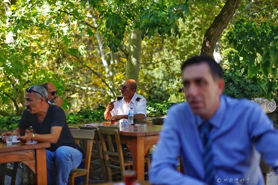 据说塞尔丘克的山坡上的许愿墙很灵验,好多土耳其人来此许愿