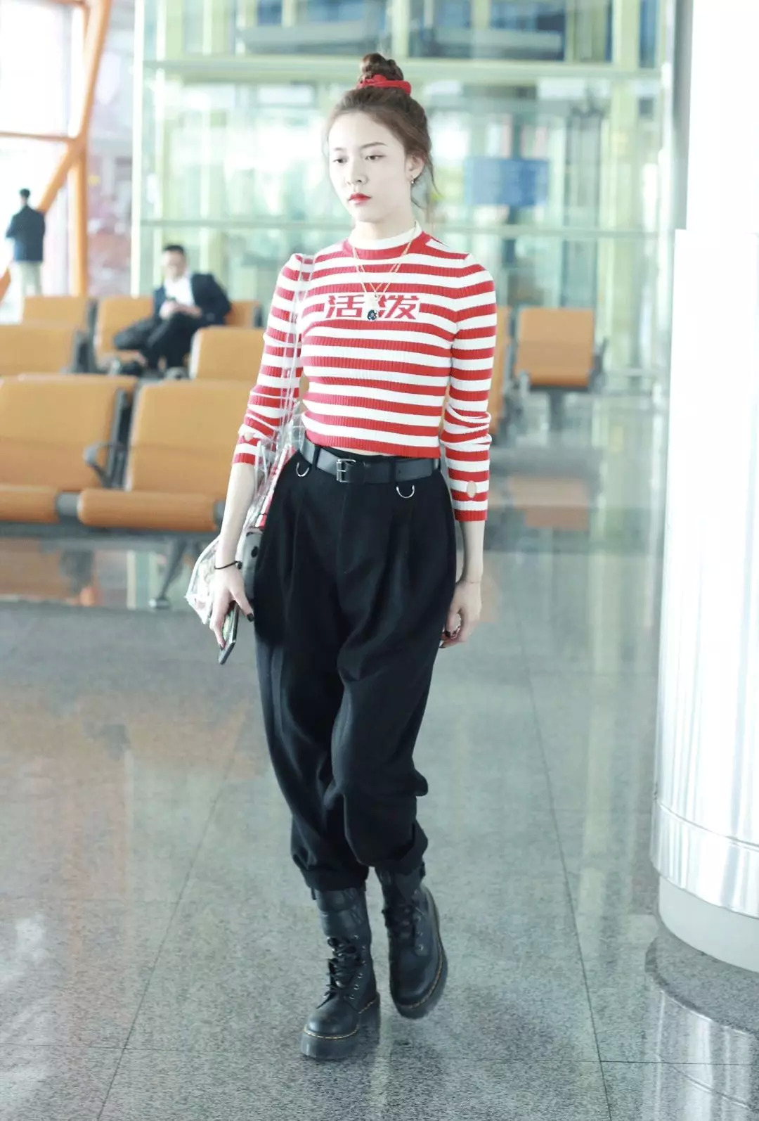 一点也不热，酷妹的马丁靴里都有空调