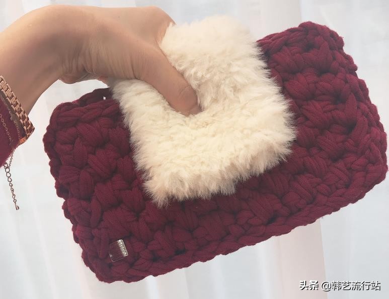 手工钩针编织手提包成品,钩针编织时尚又漂亮的女生手提包