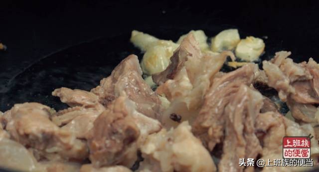 猪大骨和猪肚炖汤,猪大骨家常简单的炖汤过程