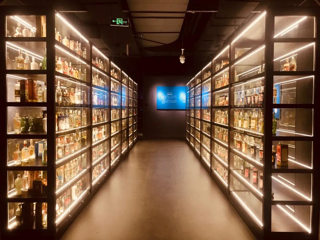 他们收老酒，卖老酒，喝老酒，他们是一帮疯狂“老酒人”