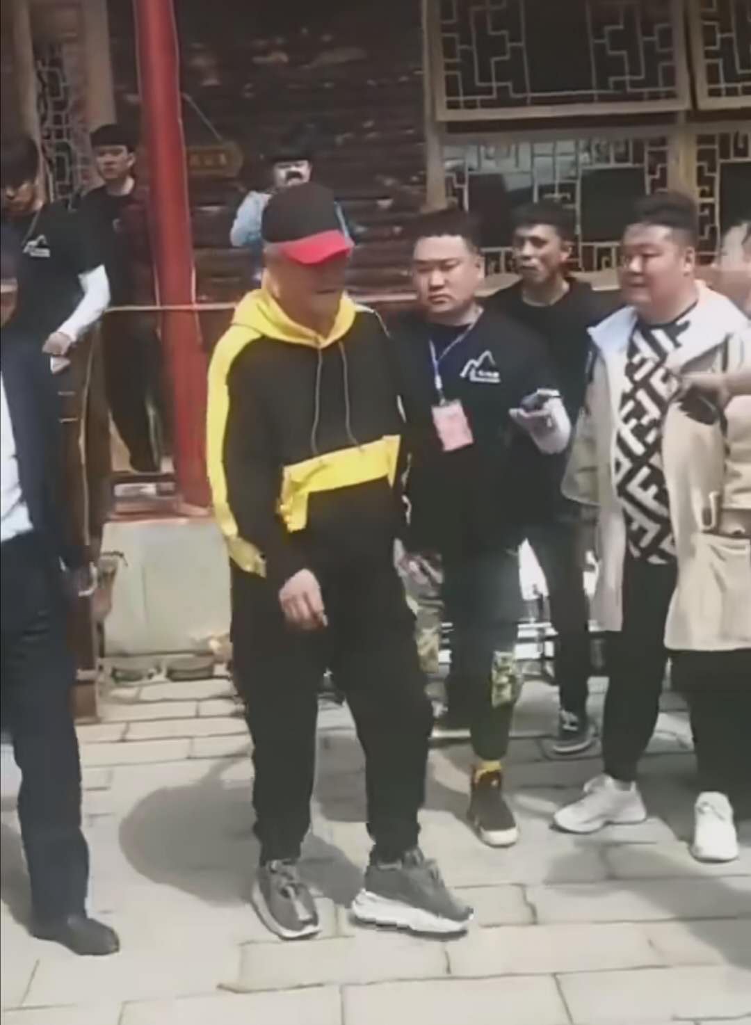 赵本山近照曝光满脸老态身材佝偻,63岁赵本山老态明显视频