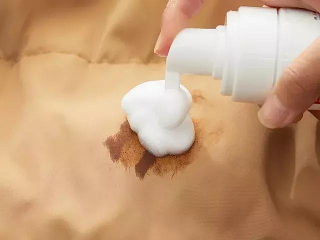 脏羽绒服真的可以一喷去污吗,羽绒服上的毛领脏了正确洗涤方法