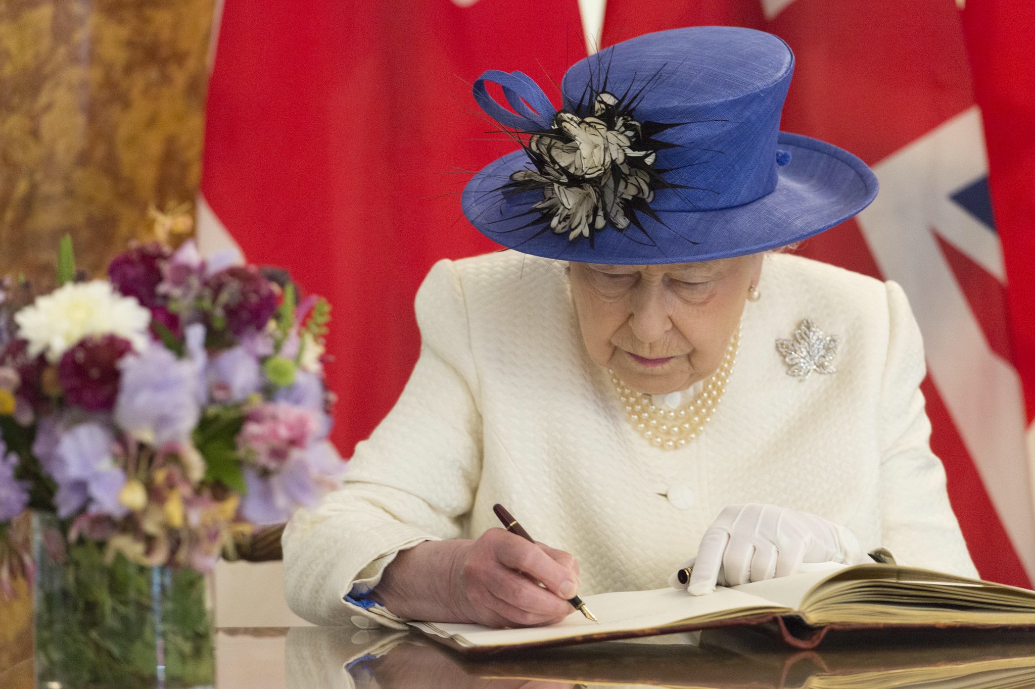 王室女性成员签名照:女王贵气,莱后最霸气,最优雅当属戴妃