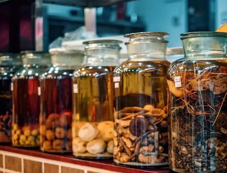 开瓶后窜出咬人的蛇为何蛇在酒中泡这么久不死