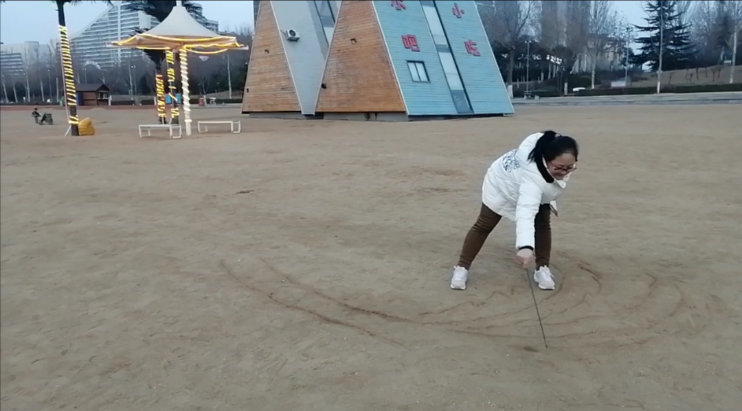 简单简笔画沙滩上的童话风景画,用铅笔和水彩笔画一幅海边风景画