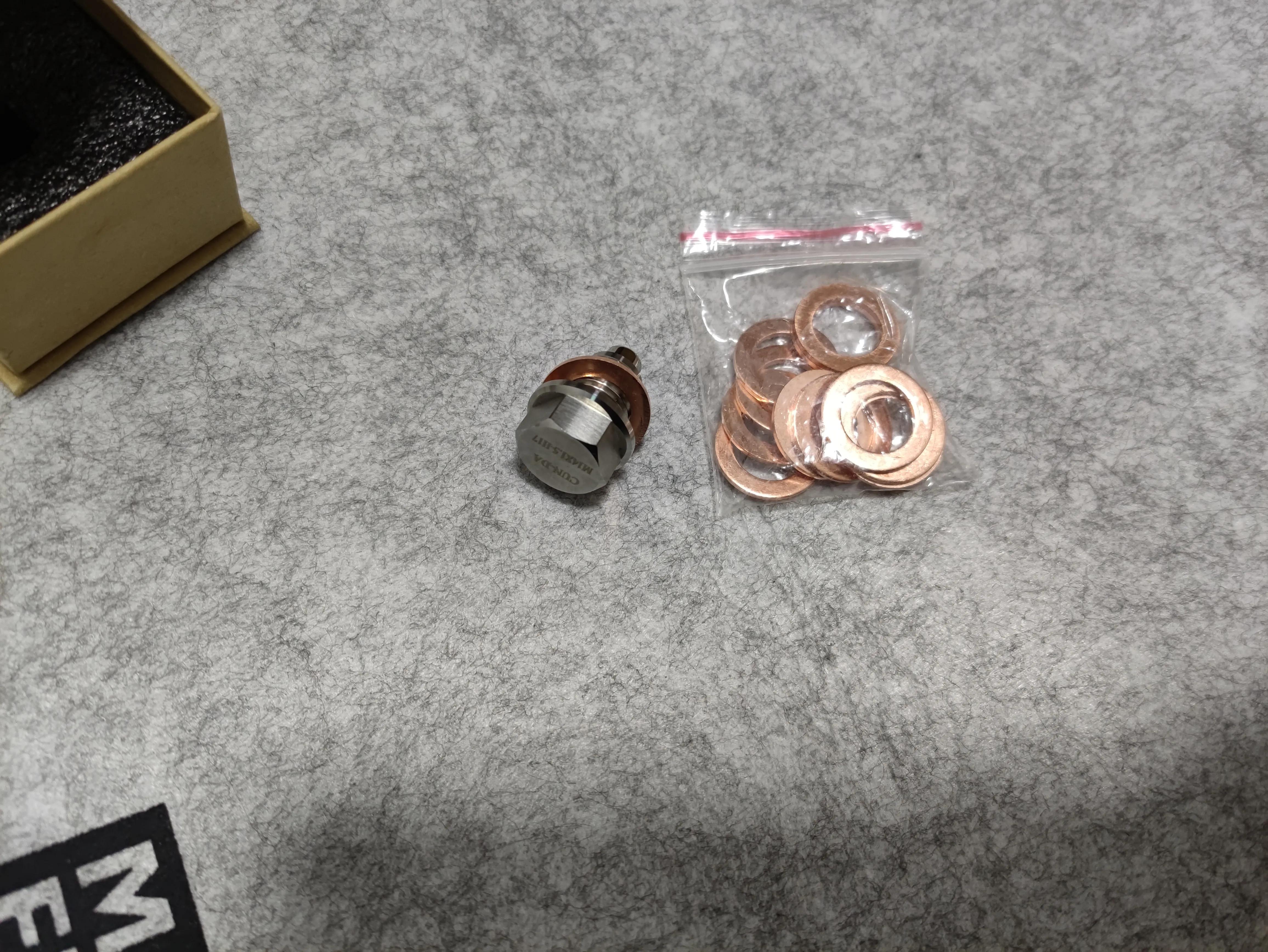 小伙喜提爱车保养爱车,小伙在家保养汽车