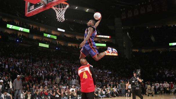 球员格林扣篮,格林罚球线起跳