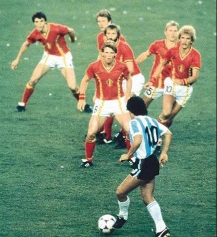 足坛世界名画,足坛1v5名画