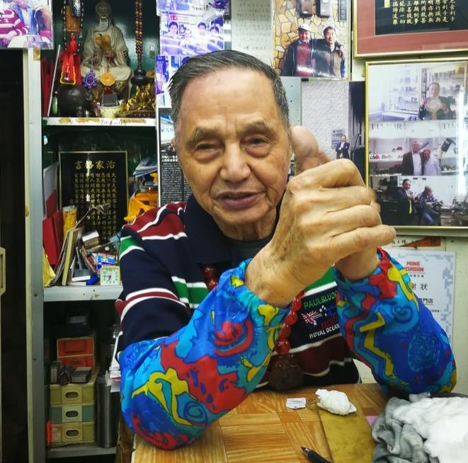 香港刀王陈华记的菜刀,中国80岁刀王