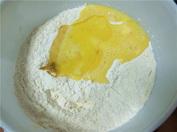 炸油条放什么粉油条炸的松软好吃,家常炸油条放碱吗