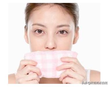 舔一舔：女子变烈焰红唇？白癜风在嘴巴上来回跳跃