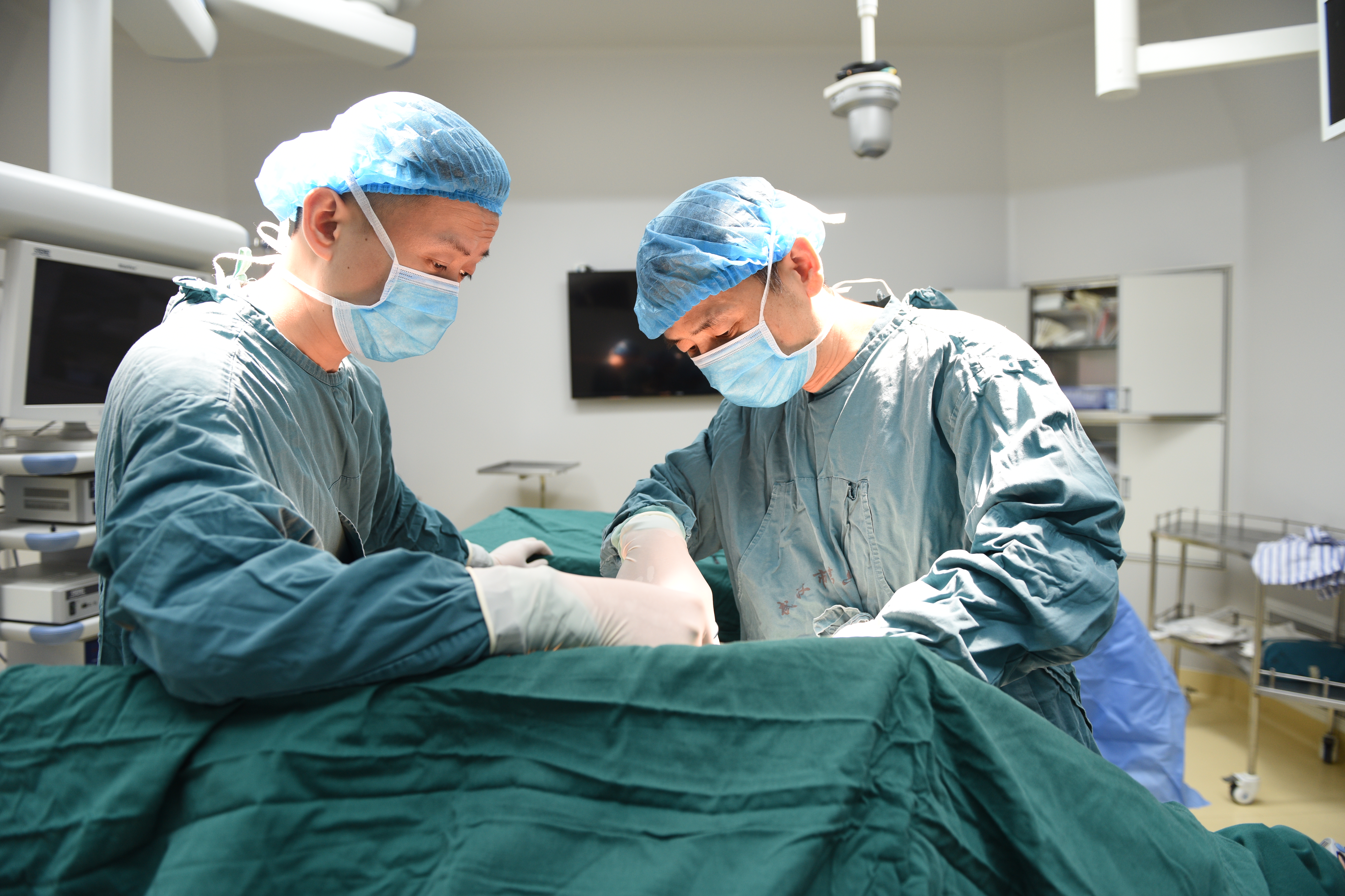 王婆婆胸膜后甲状腺肿从颈部掉到了胸腔，手术后效果与切口美观两者并举