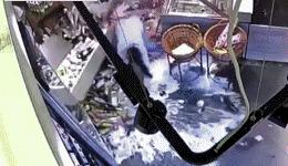 我在学校超市买了一包南京煊赫门收了我19块，我该怎么举报