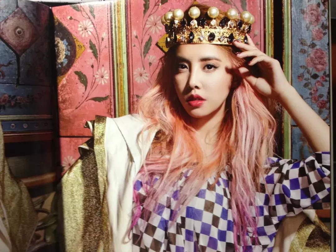 蔡依林的18年老粉儿,蔡依林一身红蓝