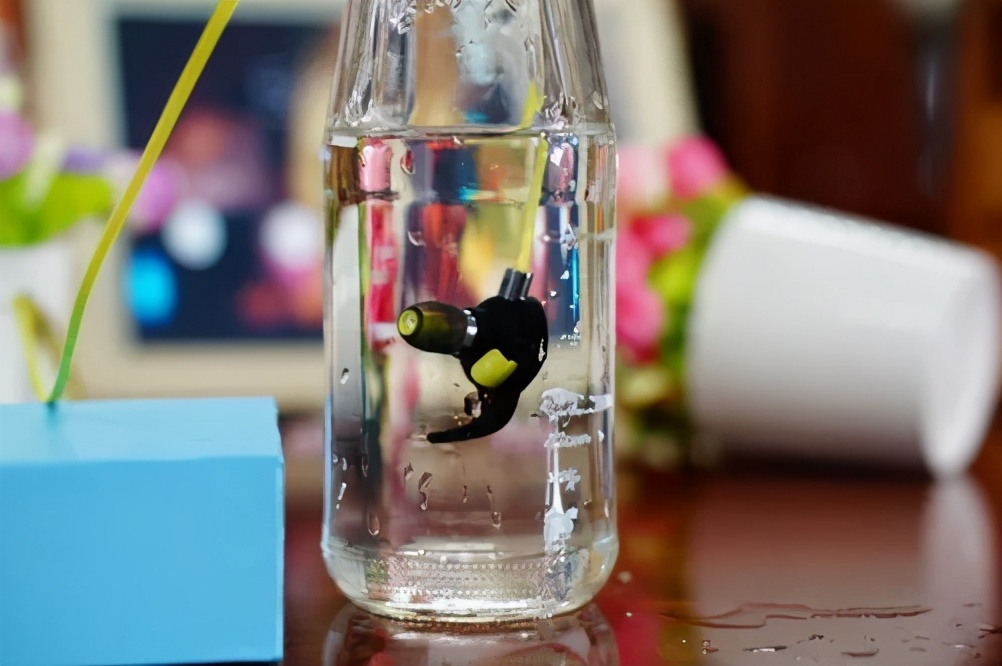 耳机进水了还能用吗怎么处理,耳机进水了是否还能正常使用