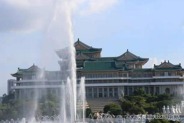 朝鲜消费高吗？游客带万元不够花，当地百姓月挣300为何衣食无忧