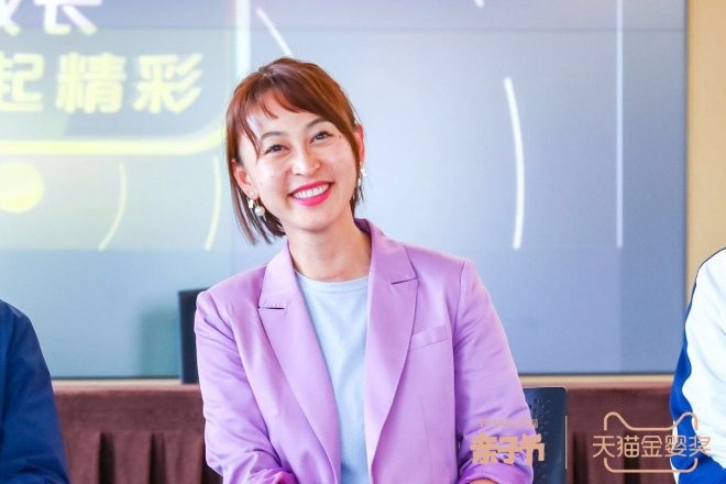 大象奔向水边,大象向着人类跑去