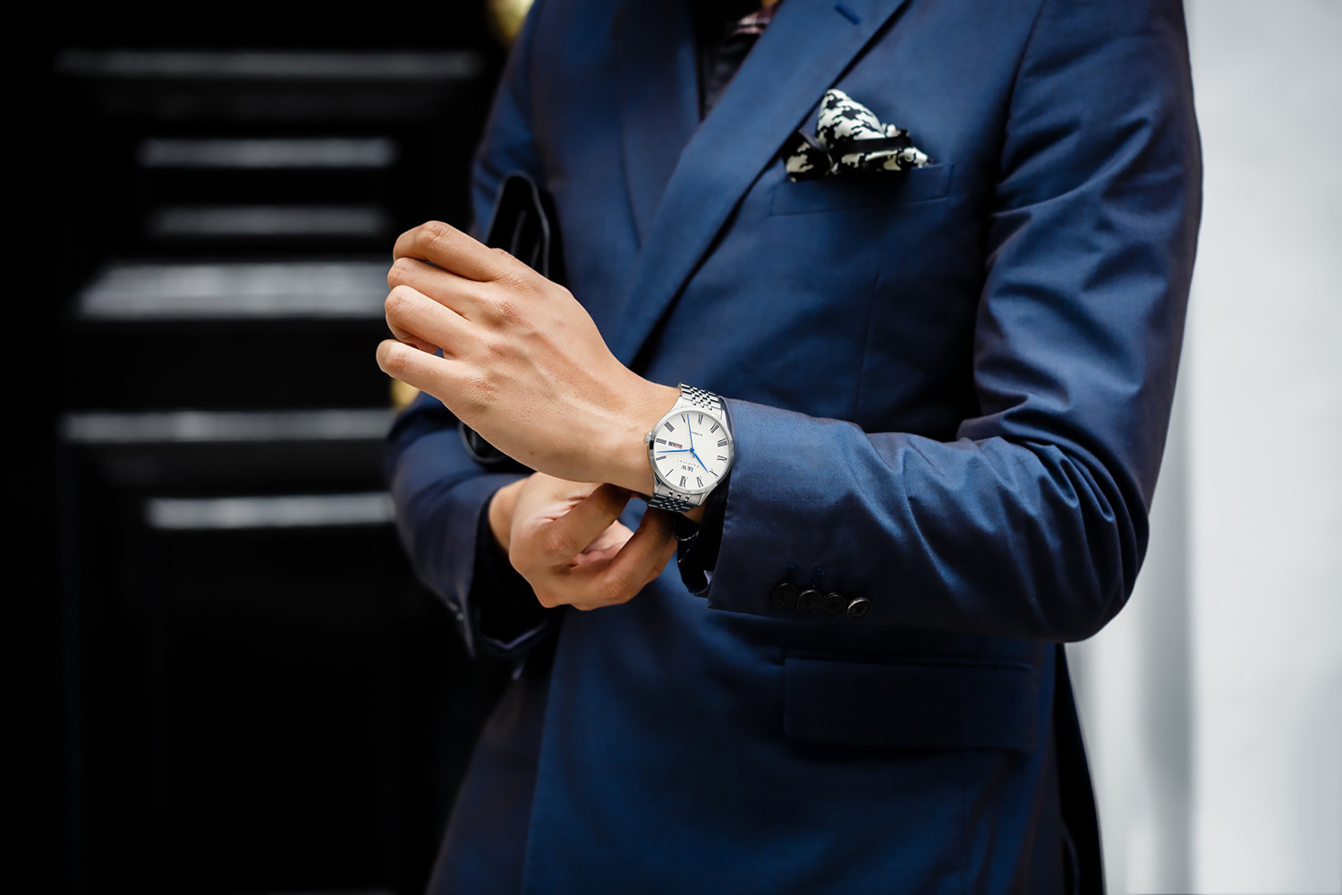 爱沃驰手表和依波手表哪个好,爱沃驰钟表店