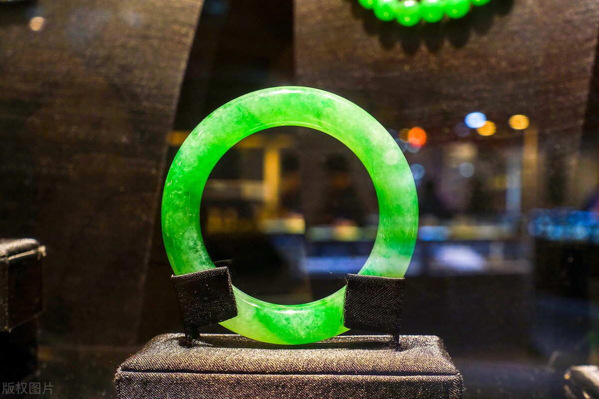 翡翠好还是岫玉好,翡翠和玉的区别什么翡翠好