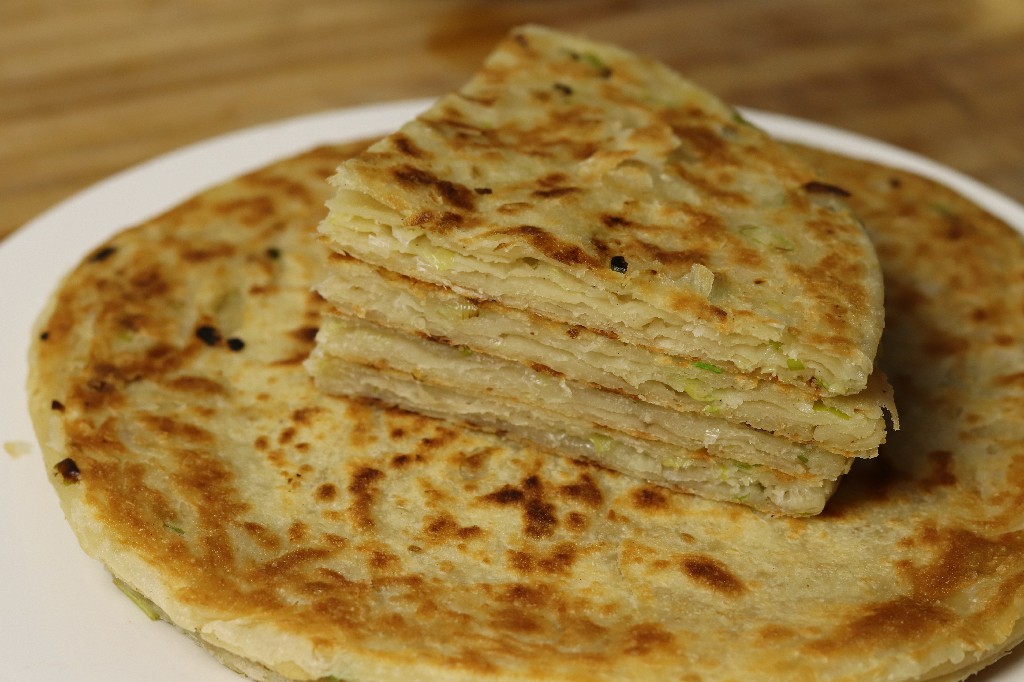 葱油饼的基本步骤和注意事项,正宗酥脆葱油饼做法教程
