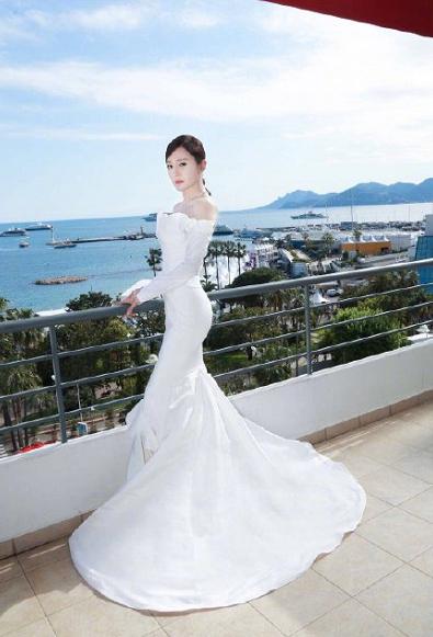 冻龄女神秦岚蕙质兰心气质出众,秦岚的穿搭一直都是独树一帜