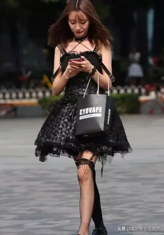 一条腿魔鬼，一条腿天使，让零零后疯狂的“阴阳袜”，网友：太丑