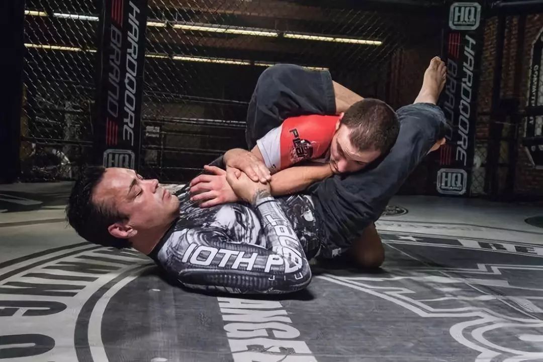 凶狠的高难度格斗术一招晕厥对手,格斗游戏中既离谱又猥琐的技能