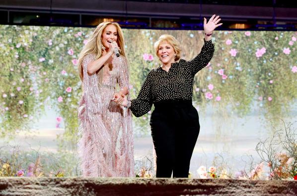 亲密热吻!好莱坞男神和电臀天后分手17年,复合1月超激情