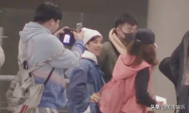 凭烂片赢来名气？官宣恋情秀恩爱，对方是个富二代？