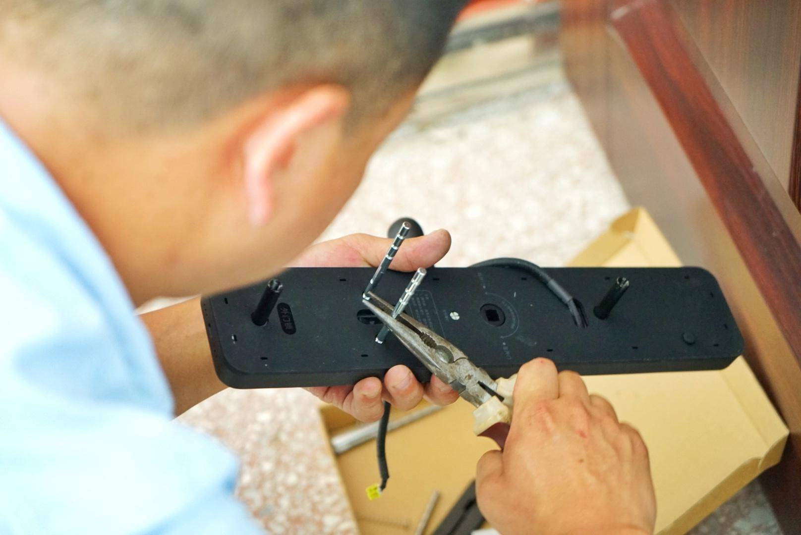 小米智能门锁e家和1s哪个值得入手,小米智能门锁e与青春版的区别