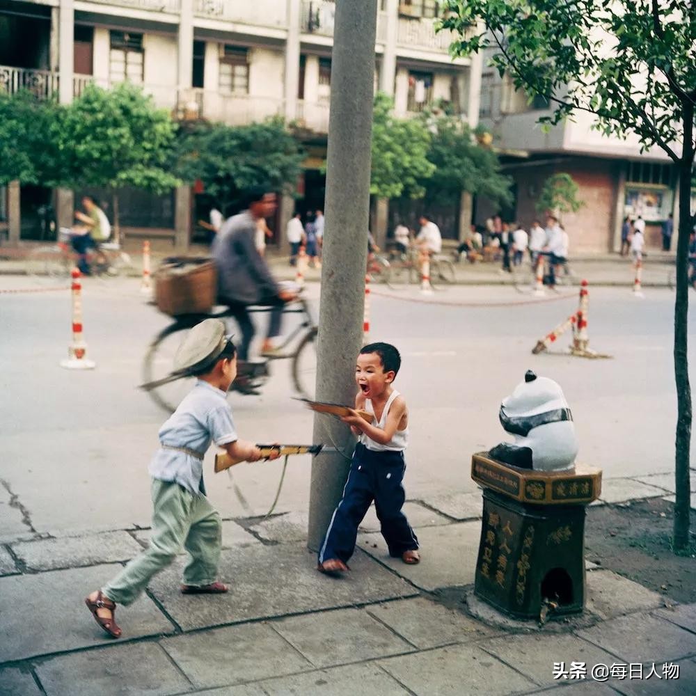 日本摄影师给中国儿童拍照,著名摄影师回忆第一次给孩子拍照