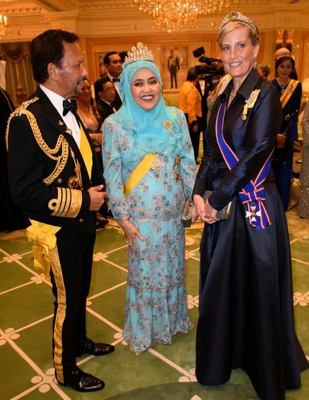 文莱王室的王冠和珠宝,文莱亲王有多奢侈