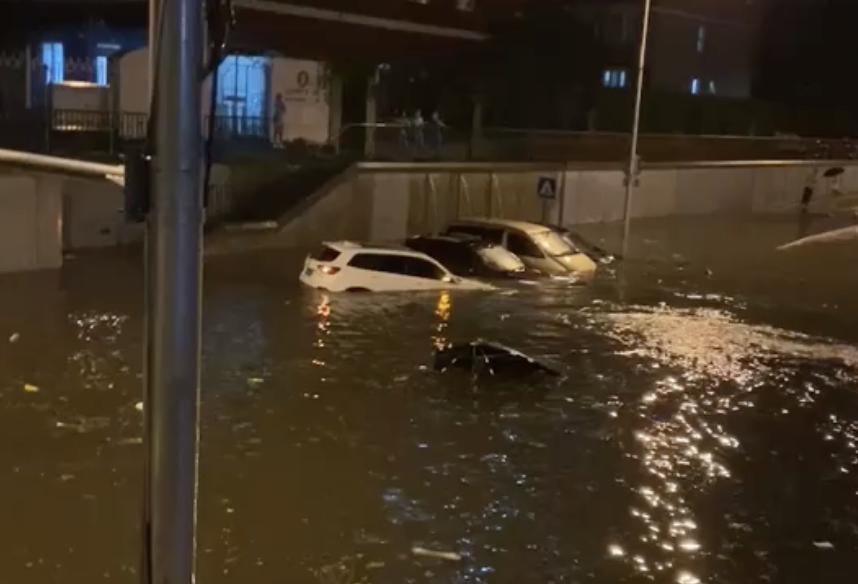 雨天积水开车的正确方法,车辆雨天过积水路面注意事项