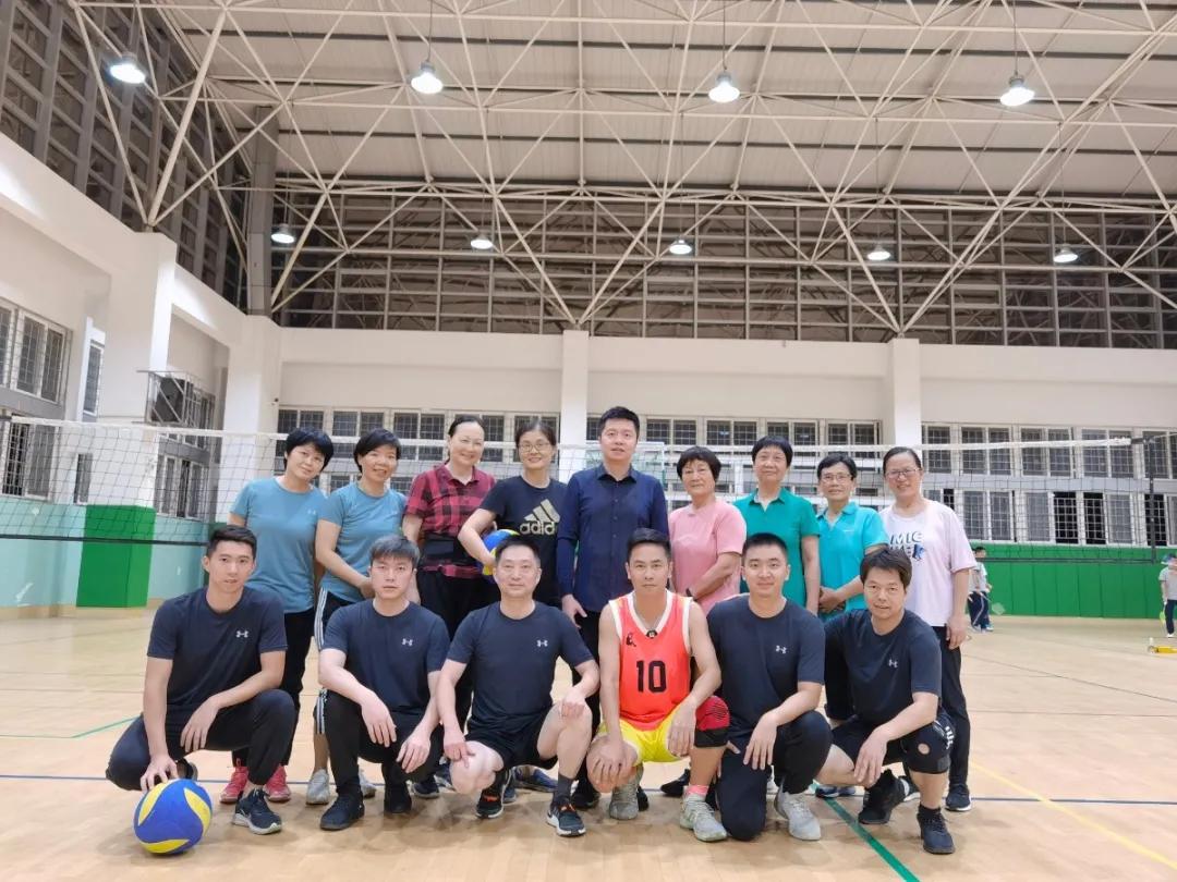 厦门六中老体协、退教协分会举行第六届退休教师趣味运动会暨气排球表演赛