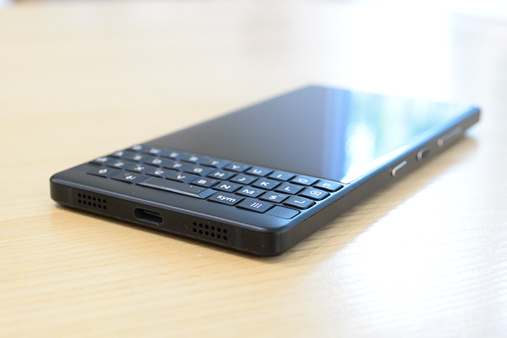 “没落皇族”的逆袭,全键盘BlackBerryKEY2