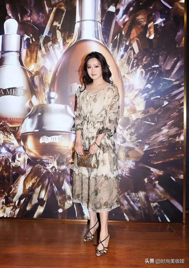 章小蕙穿全部吊带丝滑长裙,章小蕙吊带款式复古长裙