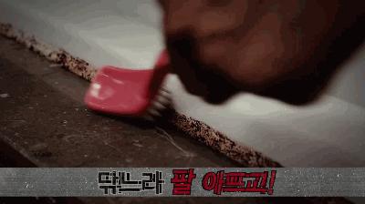 洗手台有缝隙，发黑又发霉？保洁阿姨教你一招，5秒统统划干净