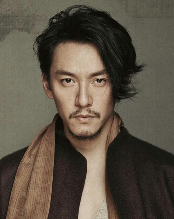 留了胡子反而更帅的男星,刮掉胡子帅到爆的男星