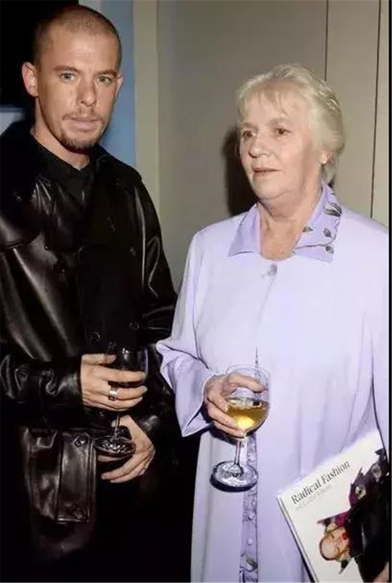 Gaga最爱的设计师麦昆，用自己受虐的经历，创作无数举世设计