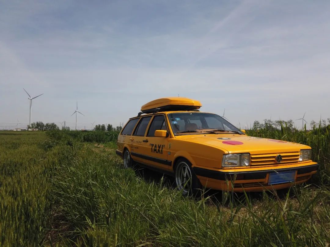 同时拥有好几辆摩托车,同时有多辆越野车