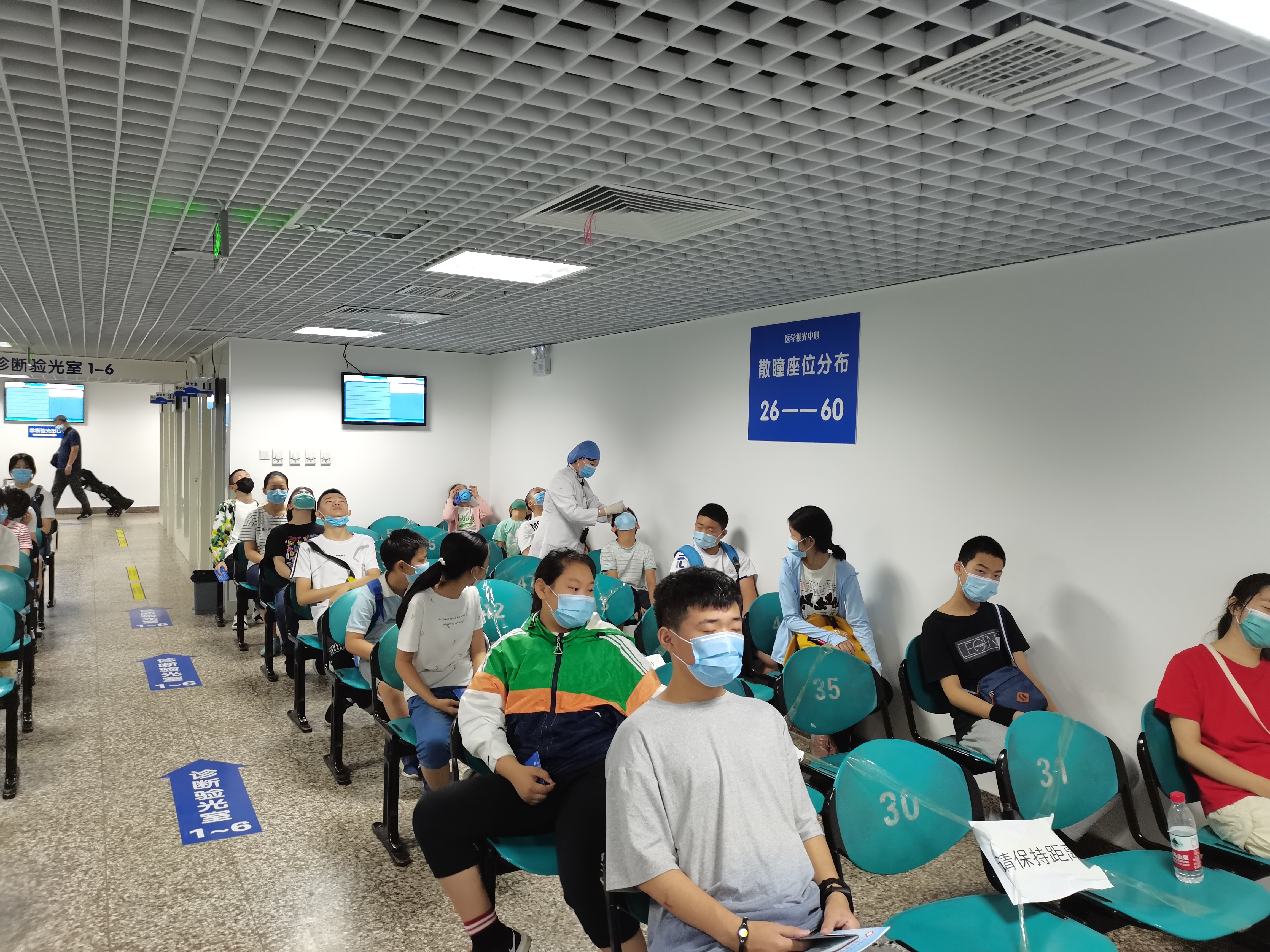 孩子刚上学就近视,孩子近视在网上配镜还是店里配镜