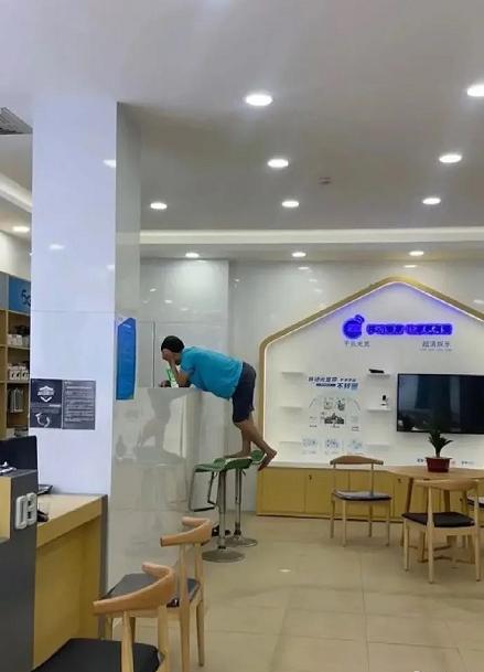 在公交车上遇到的妹纸，让我沉醉迷失了方向，我该怎么搭讪啊？急