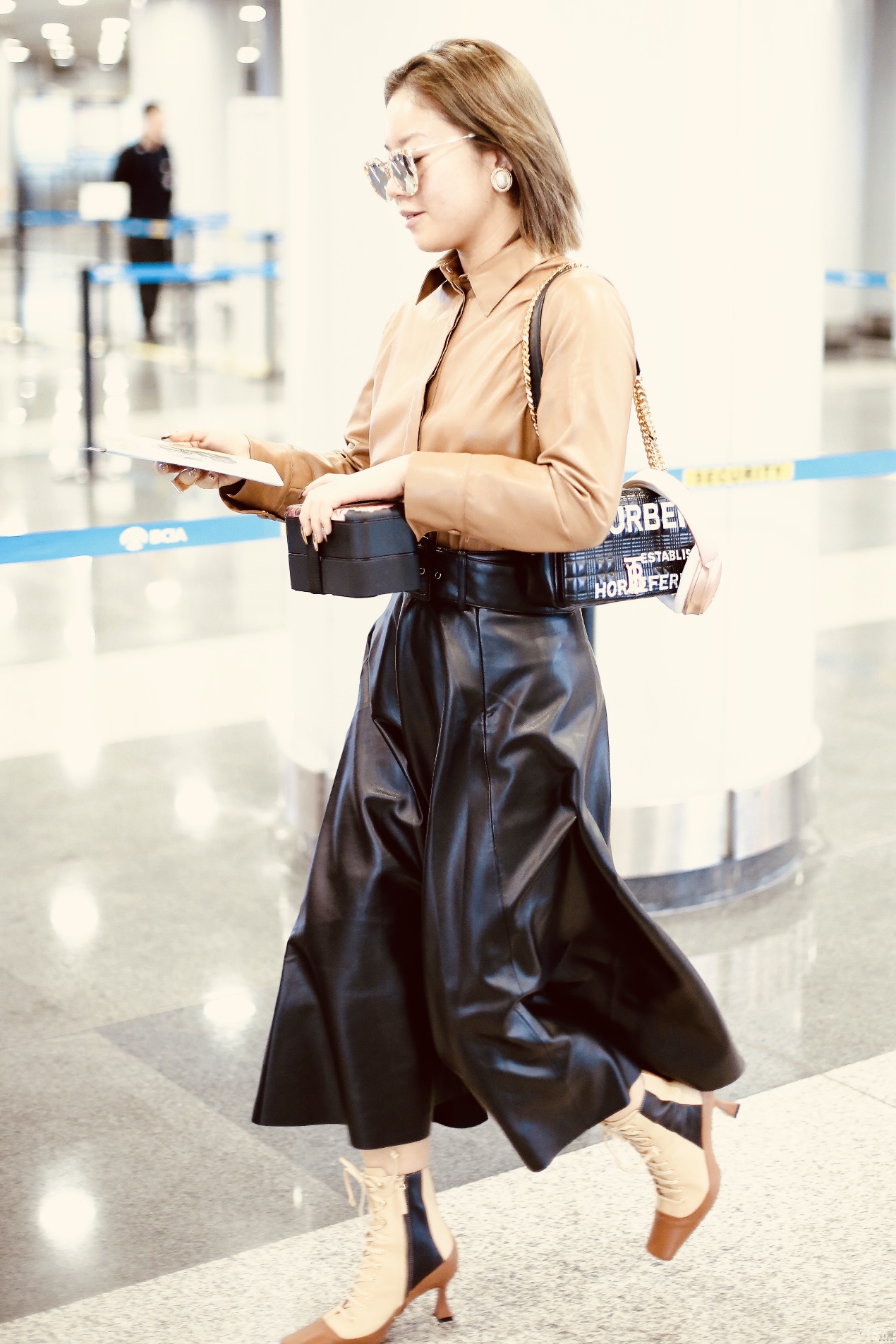 王菊学聪明了！穿阔腿皮裤藏起“大象腿”，却故意勒出了“A4腰”