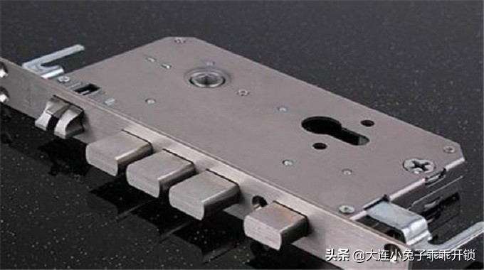 防盗门换锁好还是换锁芯好,防盗门换锁芯还是配钥匙