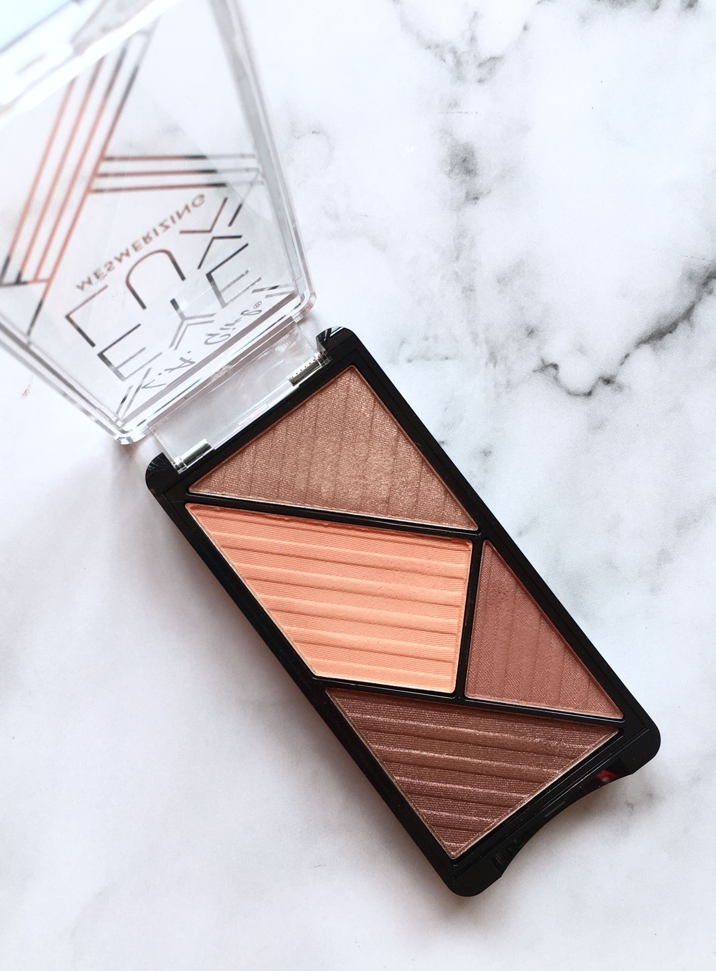 选眼影盘冷白皮,推荐一款好用的眼影盘